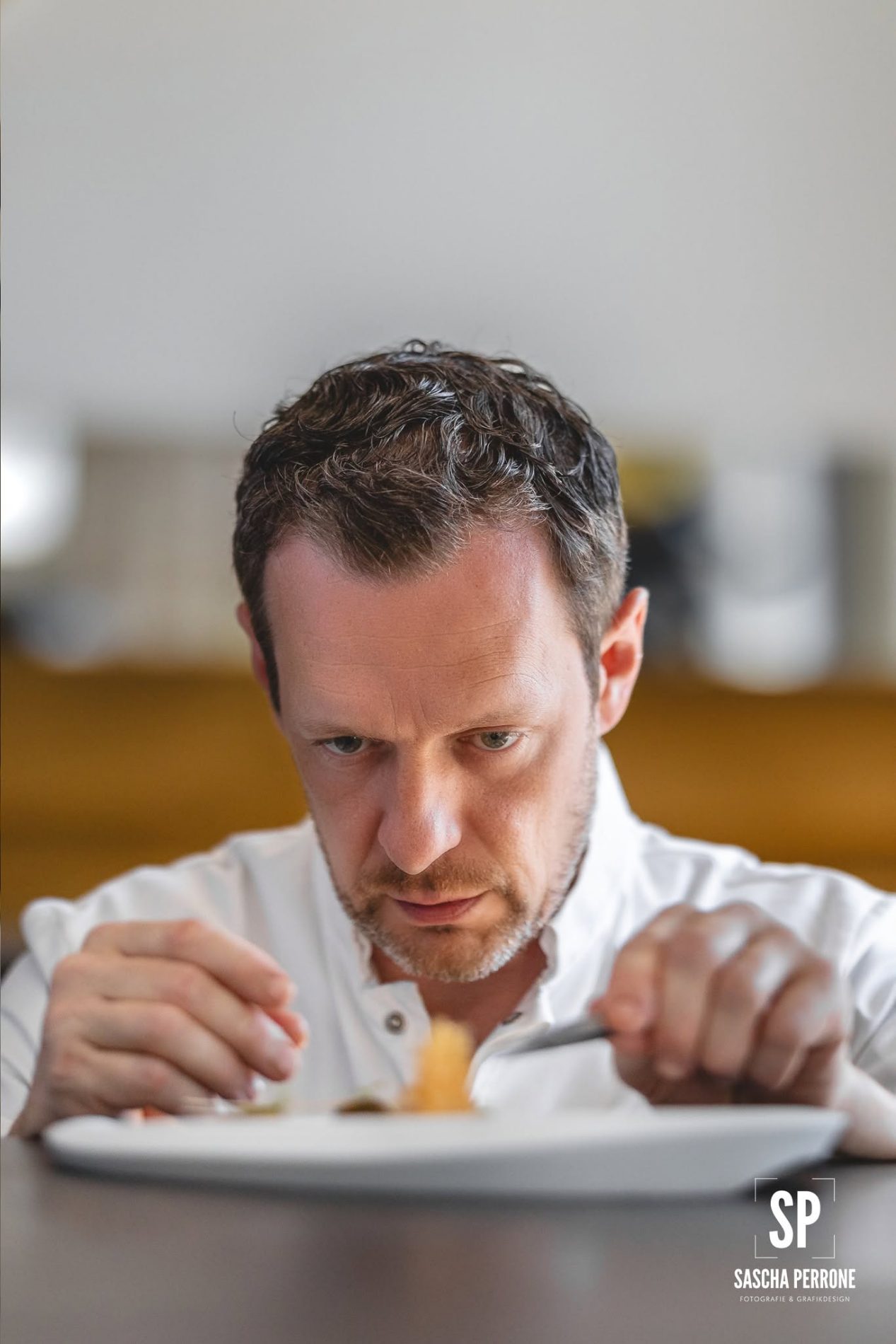 Küchenchef beim Anrichten