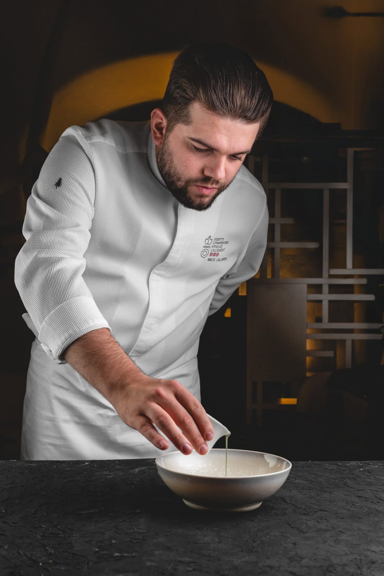 Küchenchef beim Anrichten